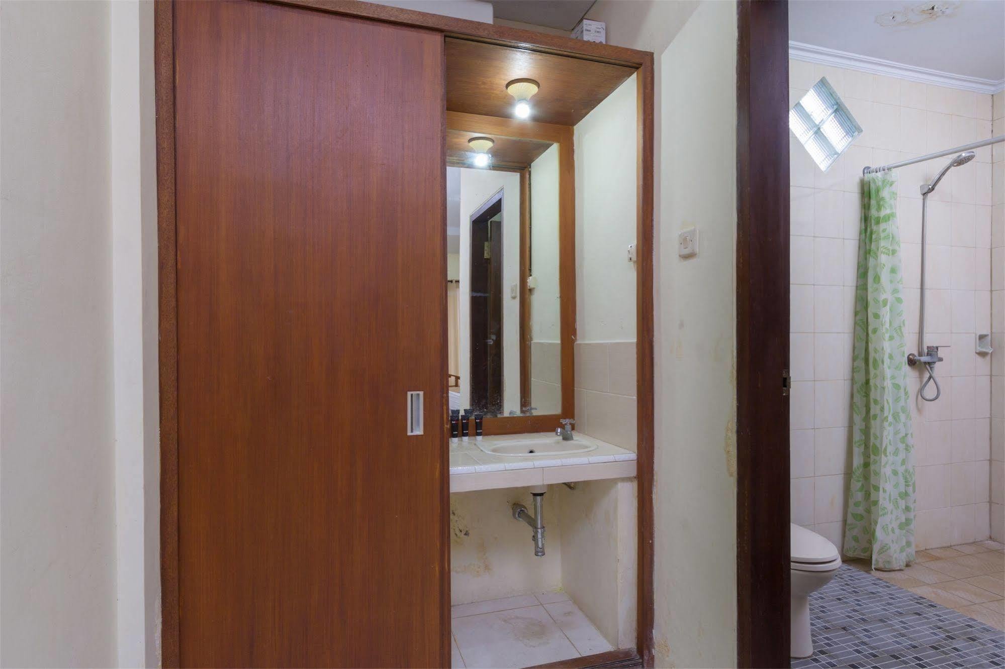 Reddoorz @ Petitenget Street Семиняк Екстериор снимка
