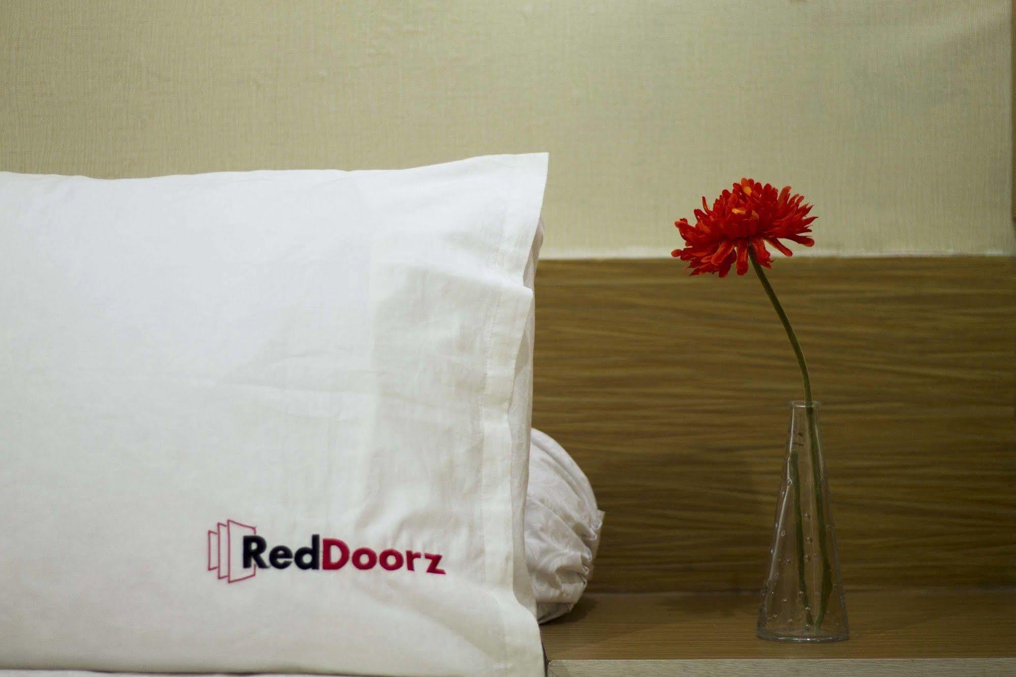 Reddoorz @ Petitenget Street Семиняк Екстериор снимка